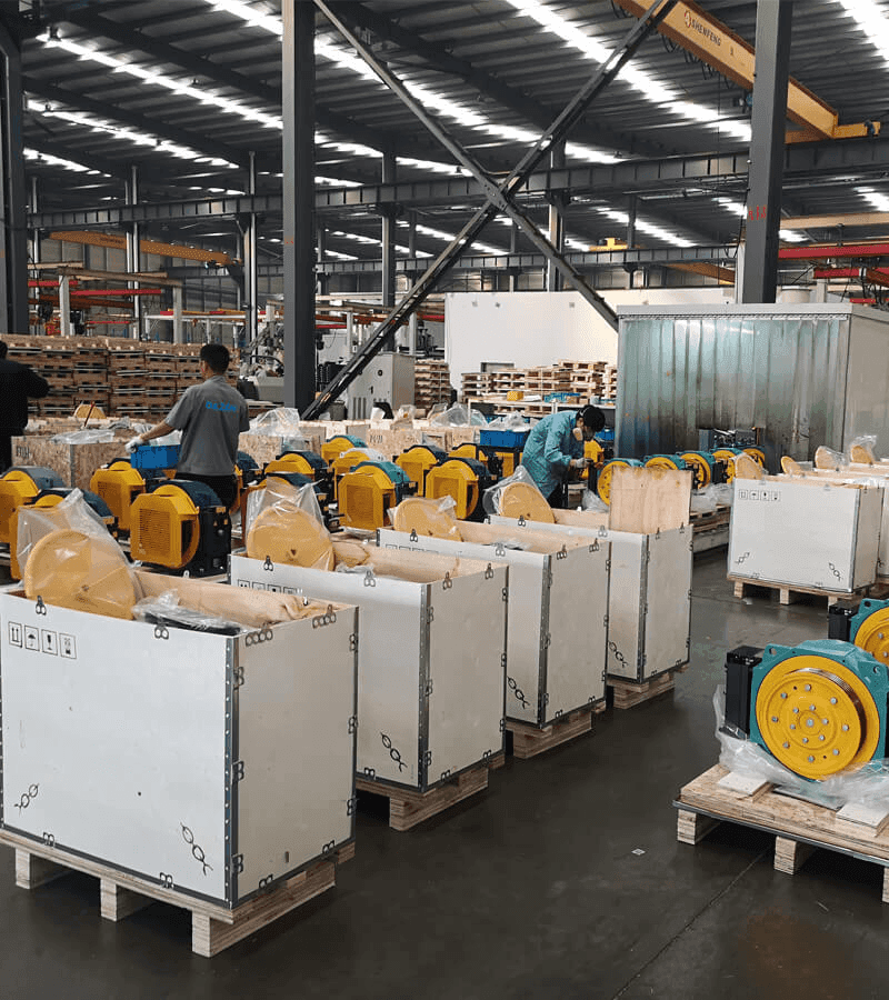 Almacén de motores y componentes ASYTEC listos para despacho